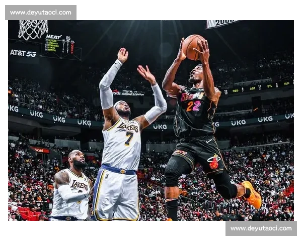 湖人对决热火总决赛第二场回放解析与关键瞬间盘点全景复盘精彩攻防走势